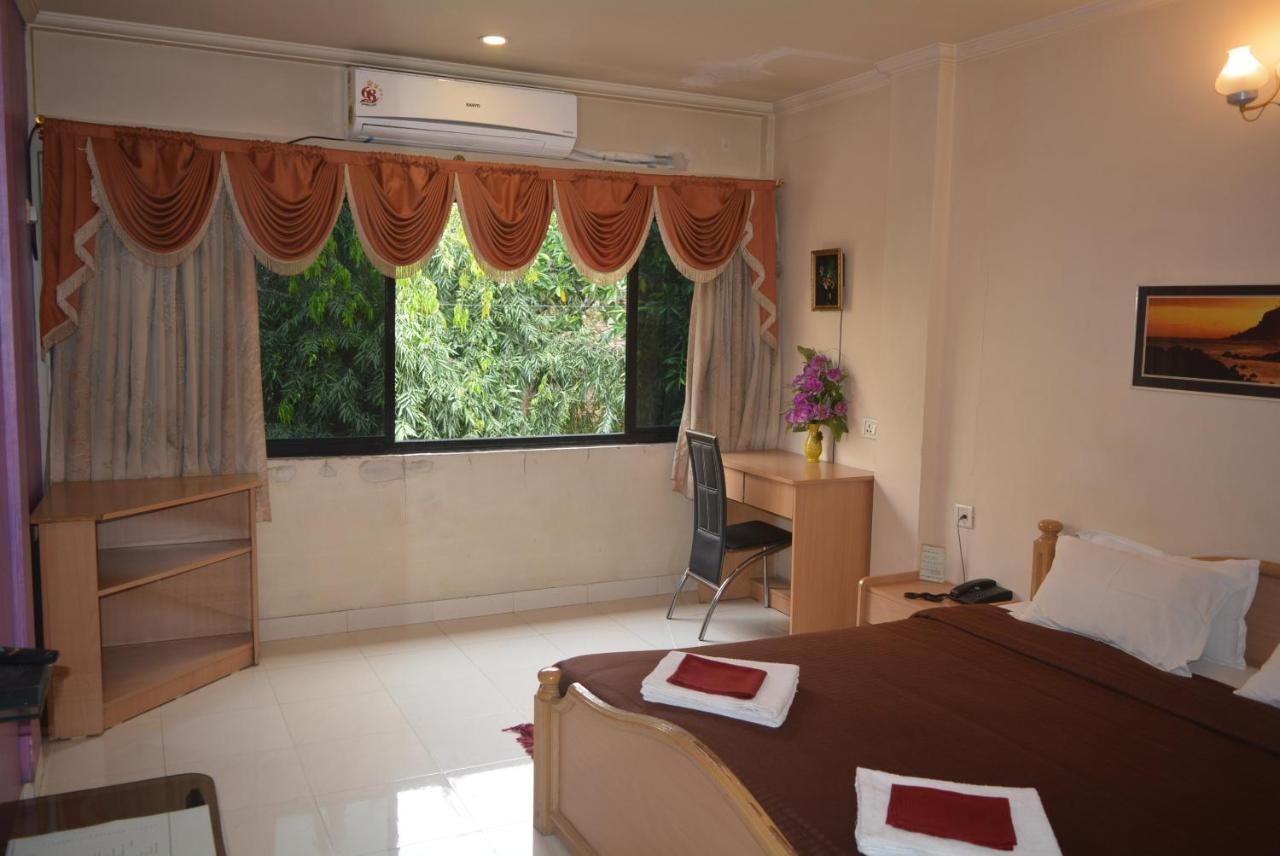 Hotel Poonam Extérieur photo