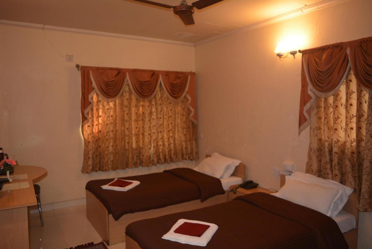 Hotel Poonam Extérieur photo