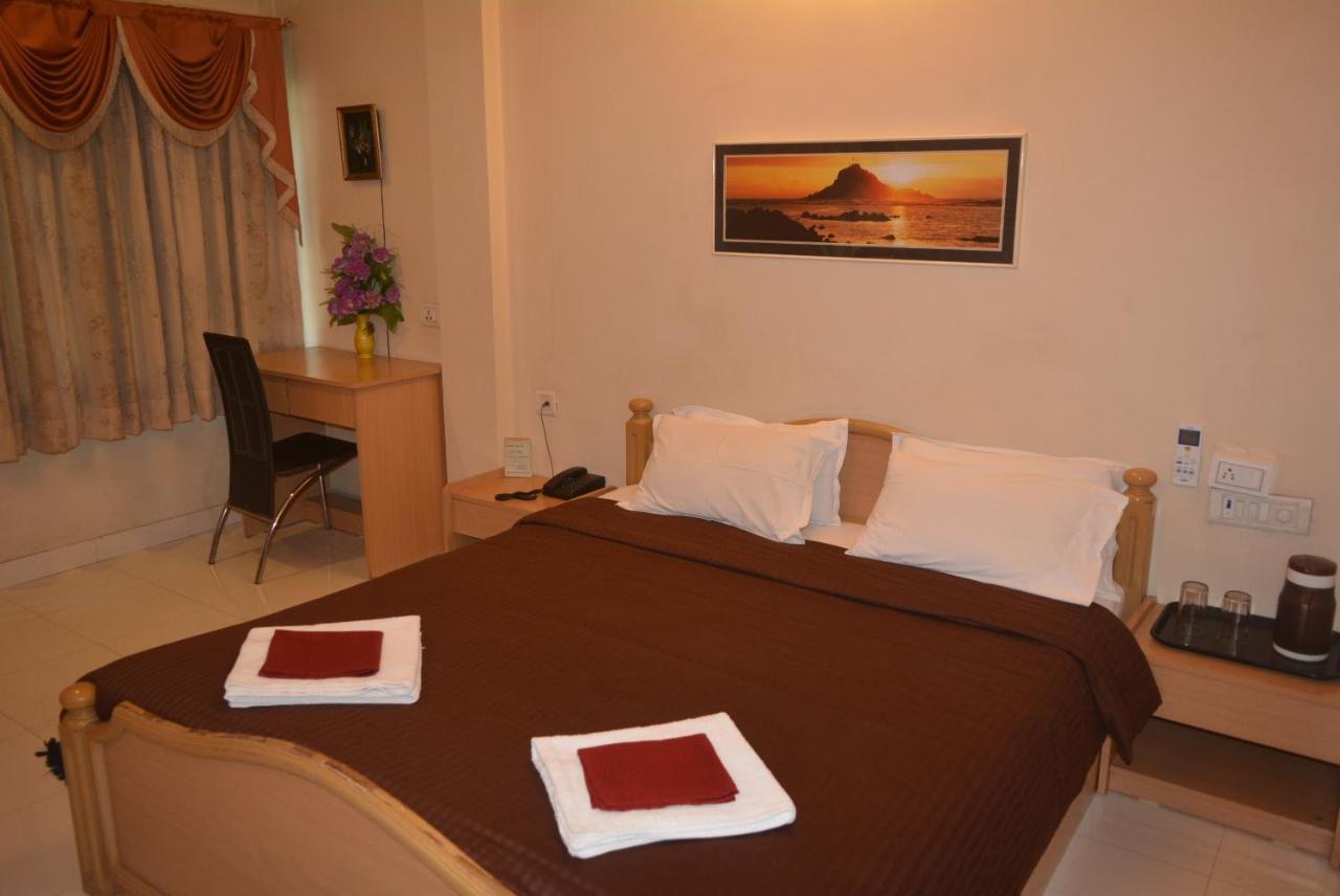 Hotel Poonam Extérieur photo