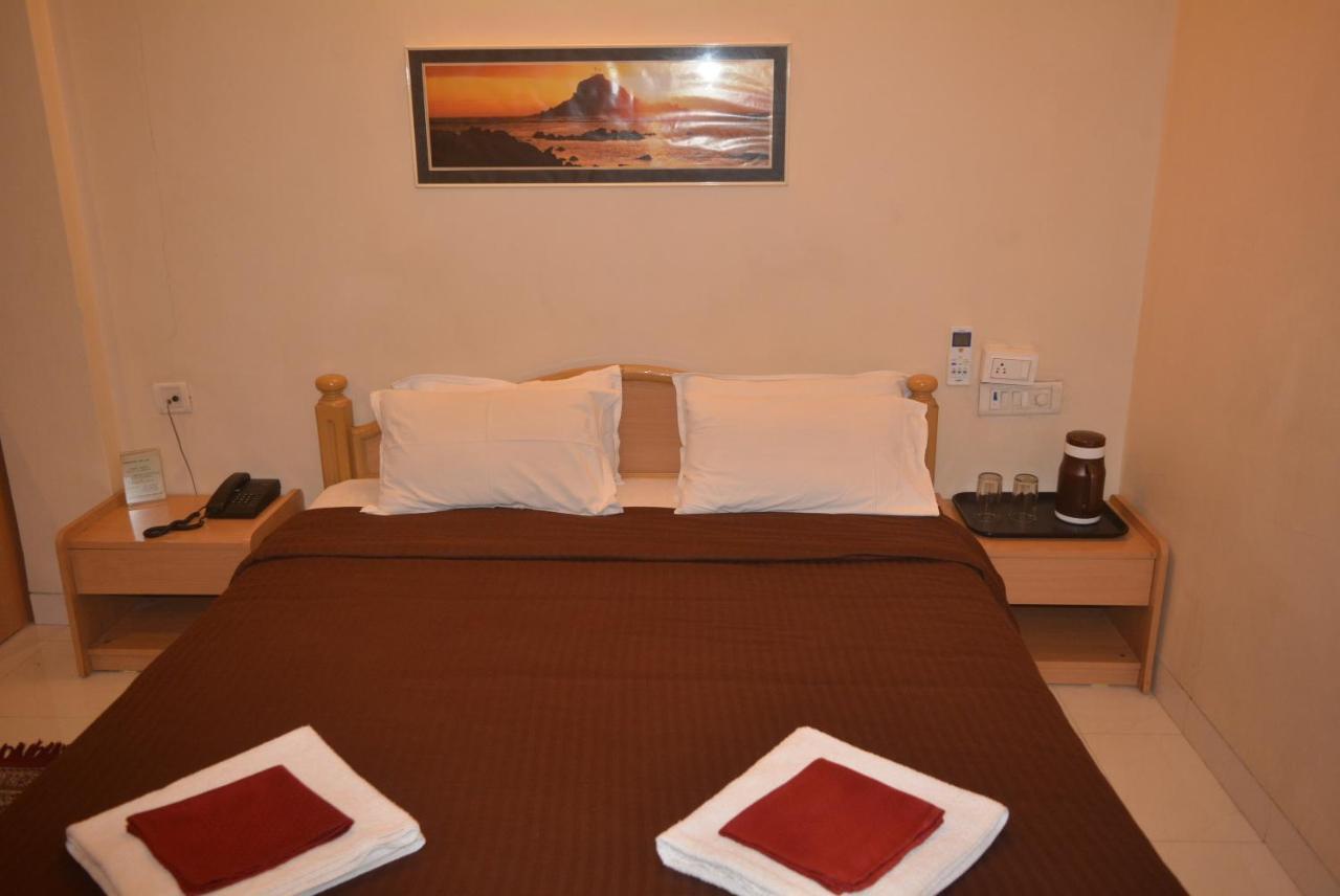 Hotel Poonam Extérieur photo