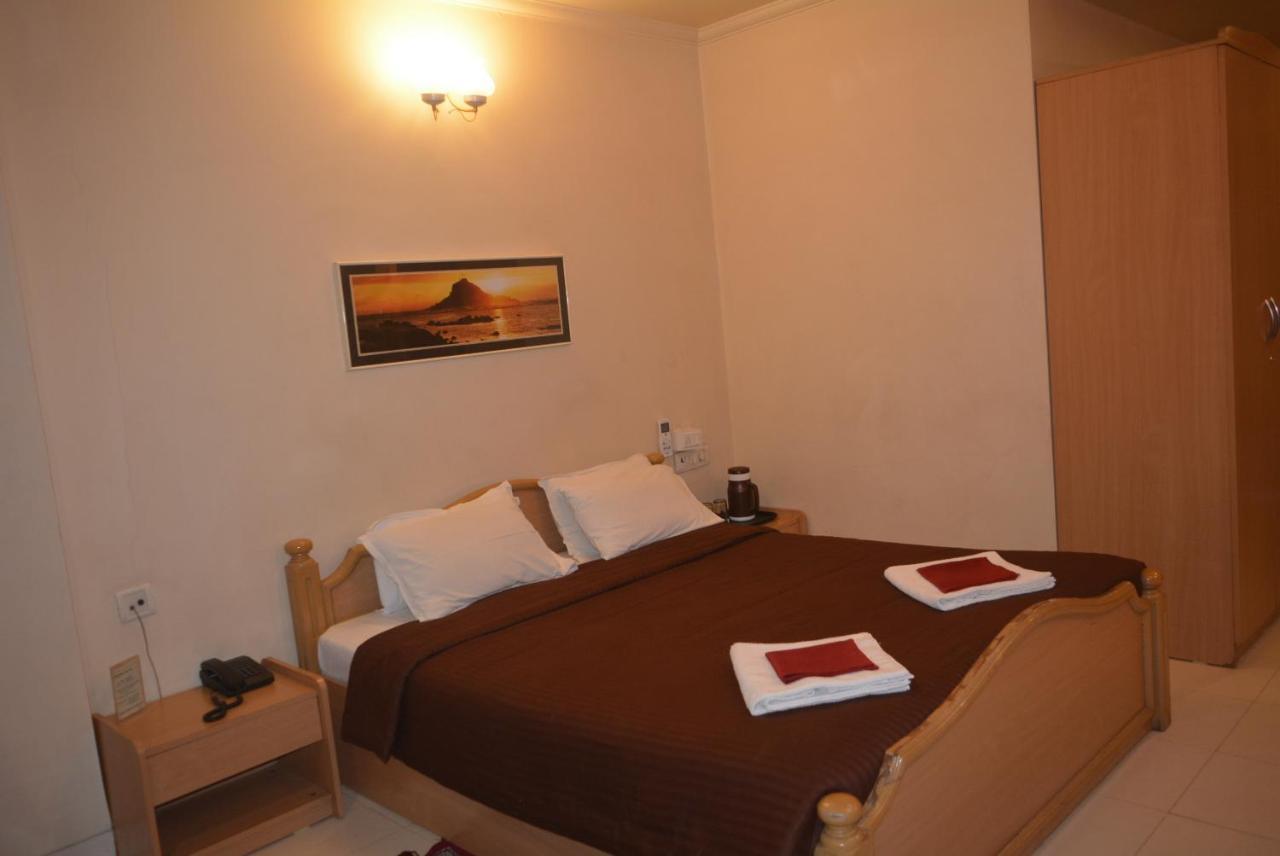 Hotel Poonam Extérieur photo