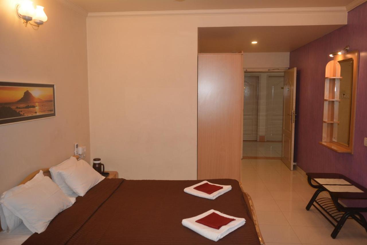 Hotel Poonam Extérieur photo