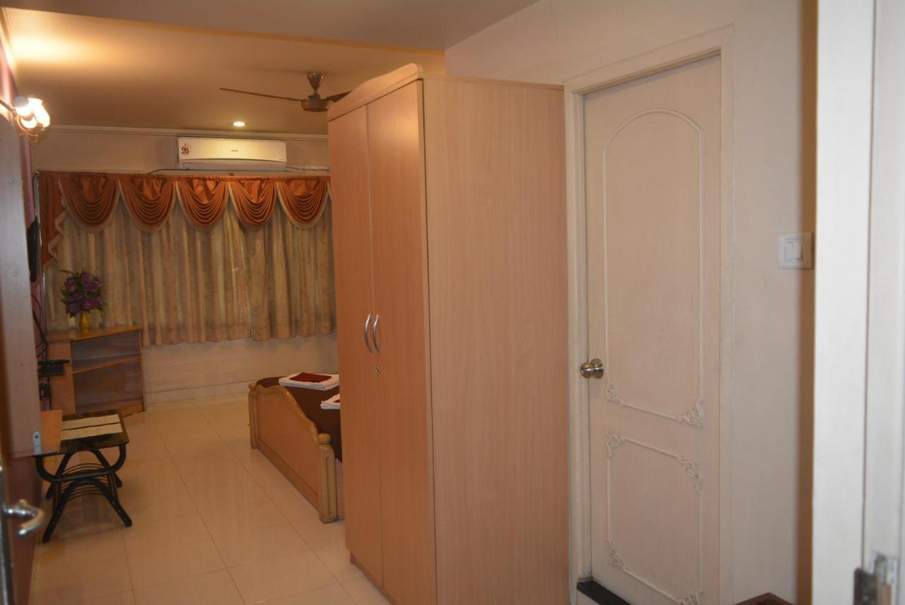 Hotel Poonam Extérieur photo