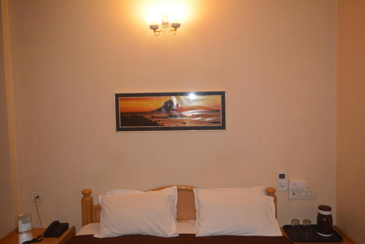 Hotel Poonam Extérieur photo