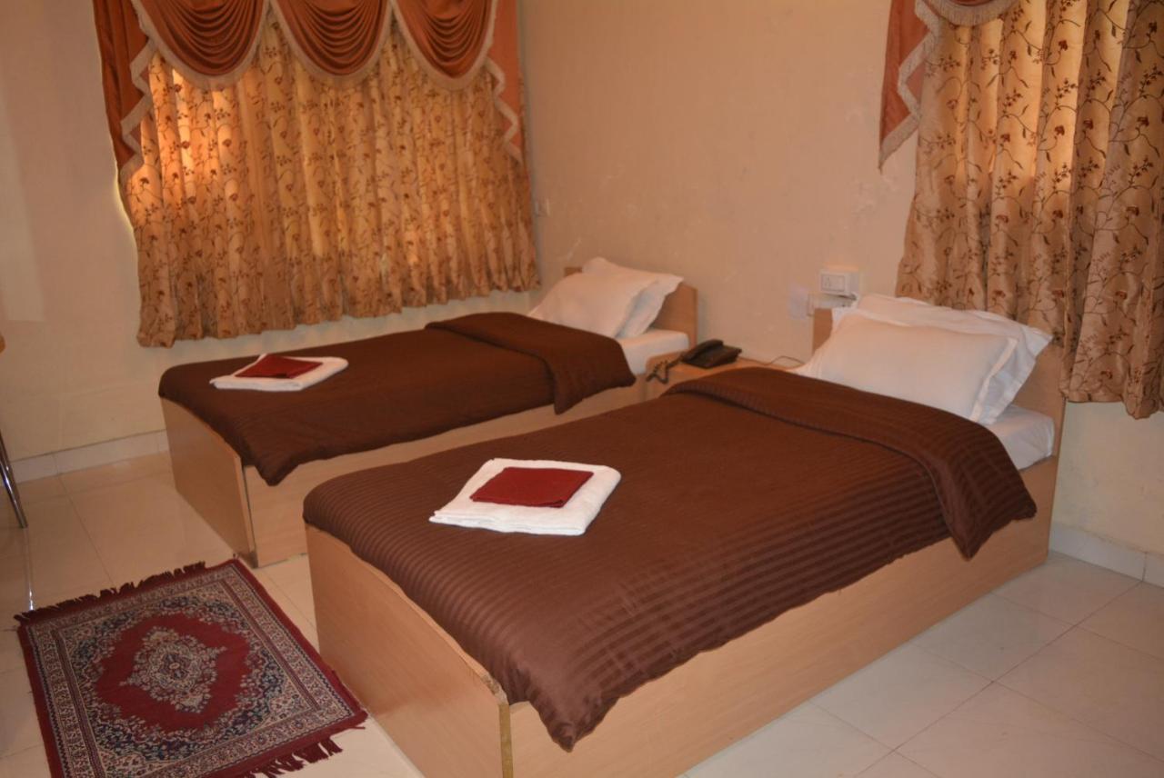 Hotel Poonam Extérieur photo