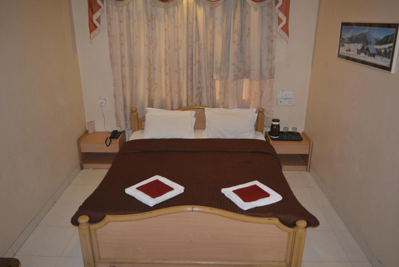 Hotel Poonam Extérieur photo
