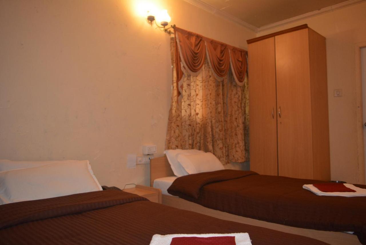 Hotel Poonam Extérieur photo