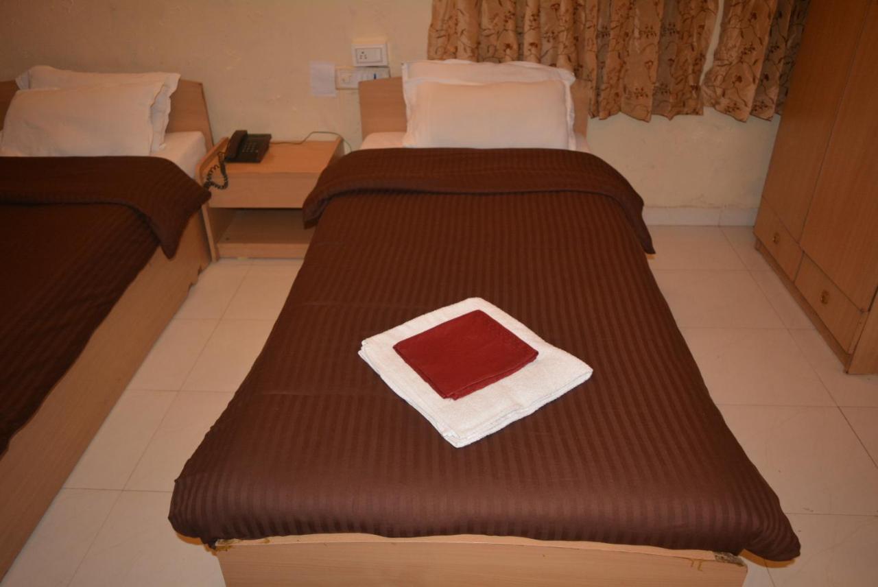 Hotel Poonam Extérieur photo