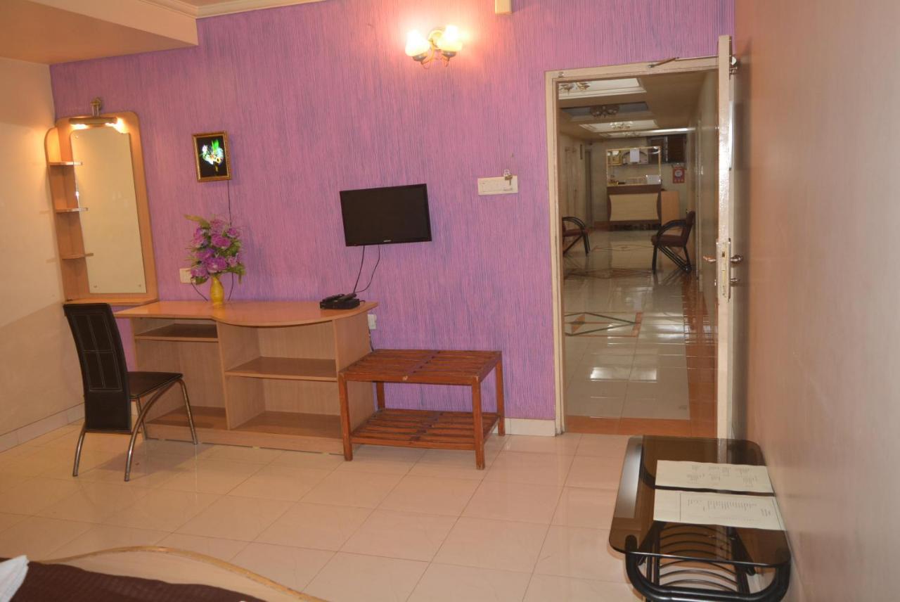 Hotel Poonam Extérieur photo