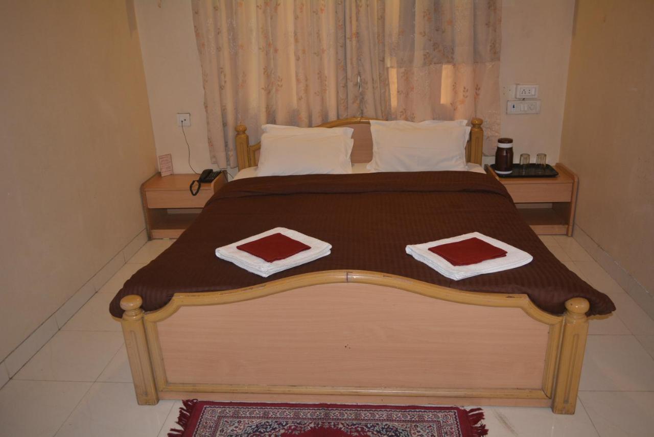 Hotel Poonam Extérieur photo