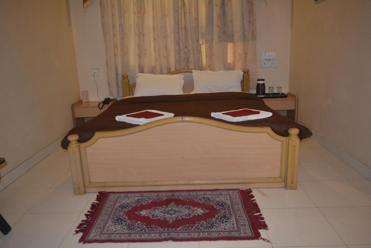 Hotel Poonam Extérieur photo