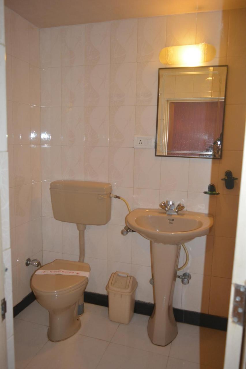Hotel Poonam Extérieur photo
