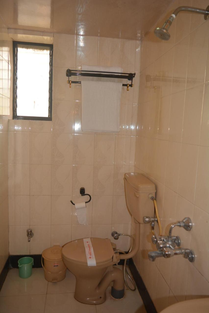 Hotel Poonam Extérieur photo