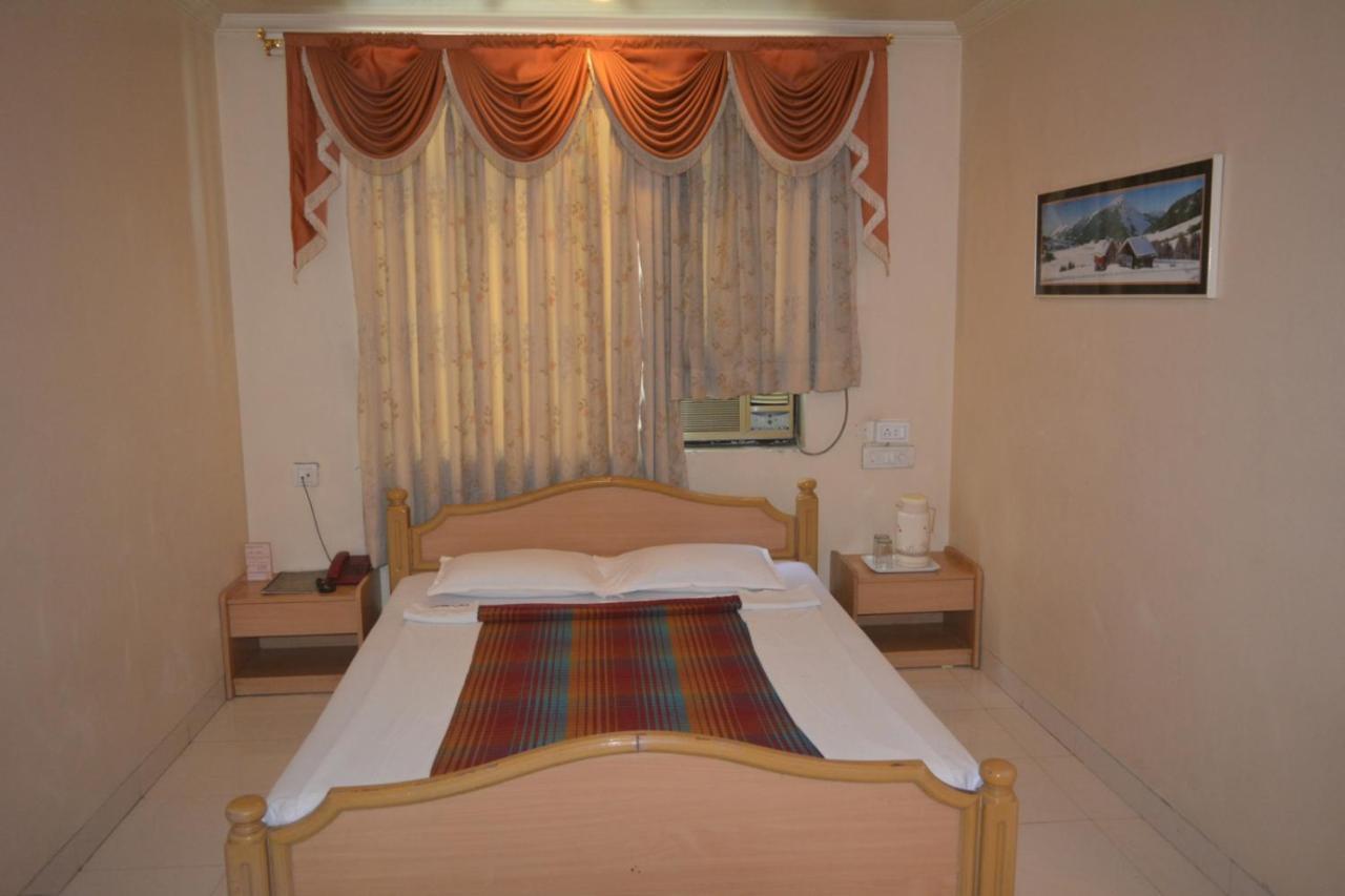 Hotel Poonam Extérieur photo