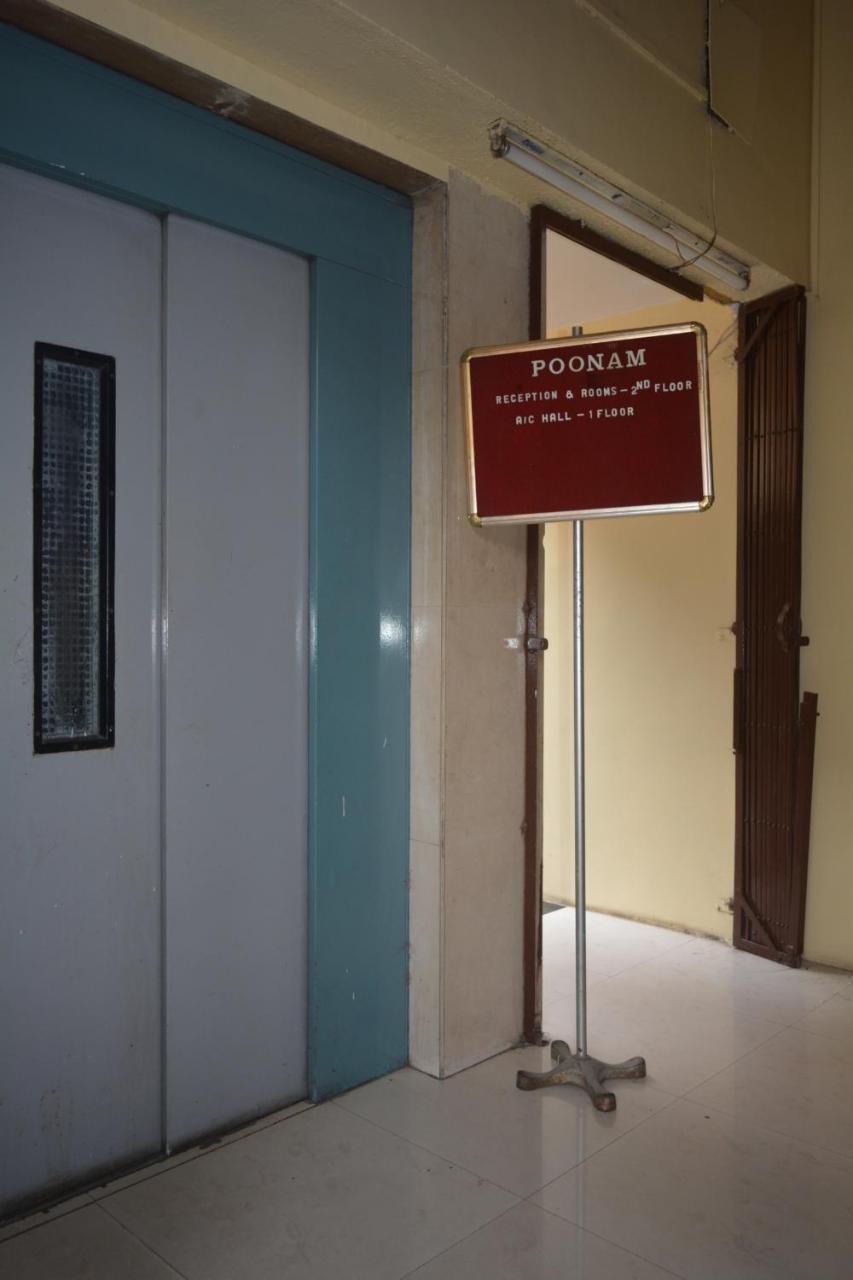 Hotel Poonam Extérieur photo
